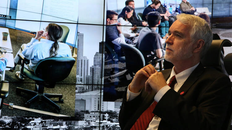 New U of I President Killeen visits UIC Electronic Visualization Laboratory as part of a campus tour