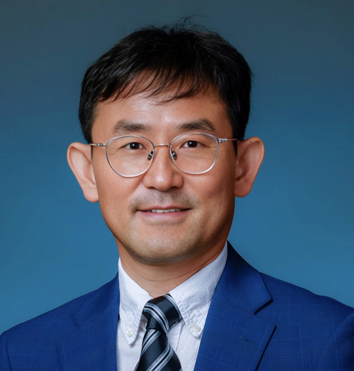 Beyond User-Centered Design: Ecological Approach to the User Interface Design and Evaluation in Augmented Reality