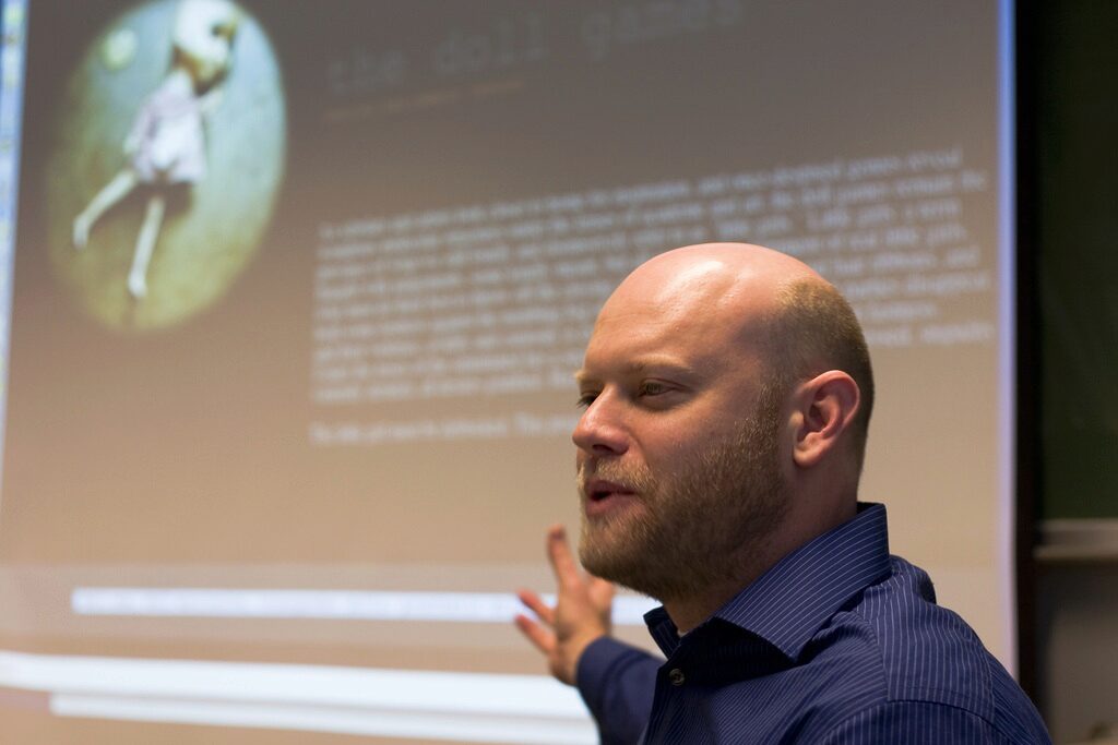 Visualizing Electronic Literature: Potential Research Applications in the ELMCIP Electronic Literature Knowledge Base